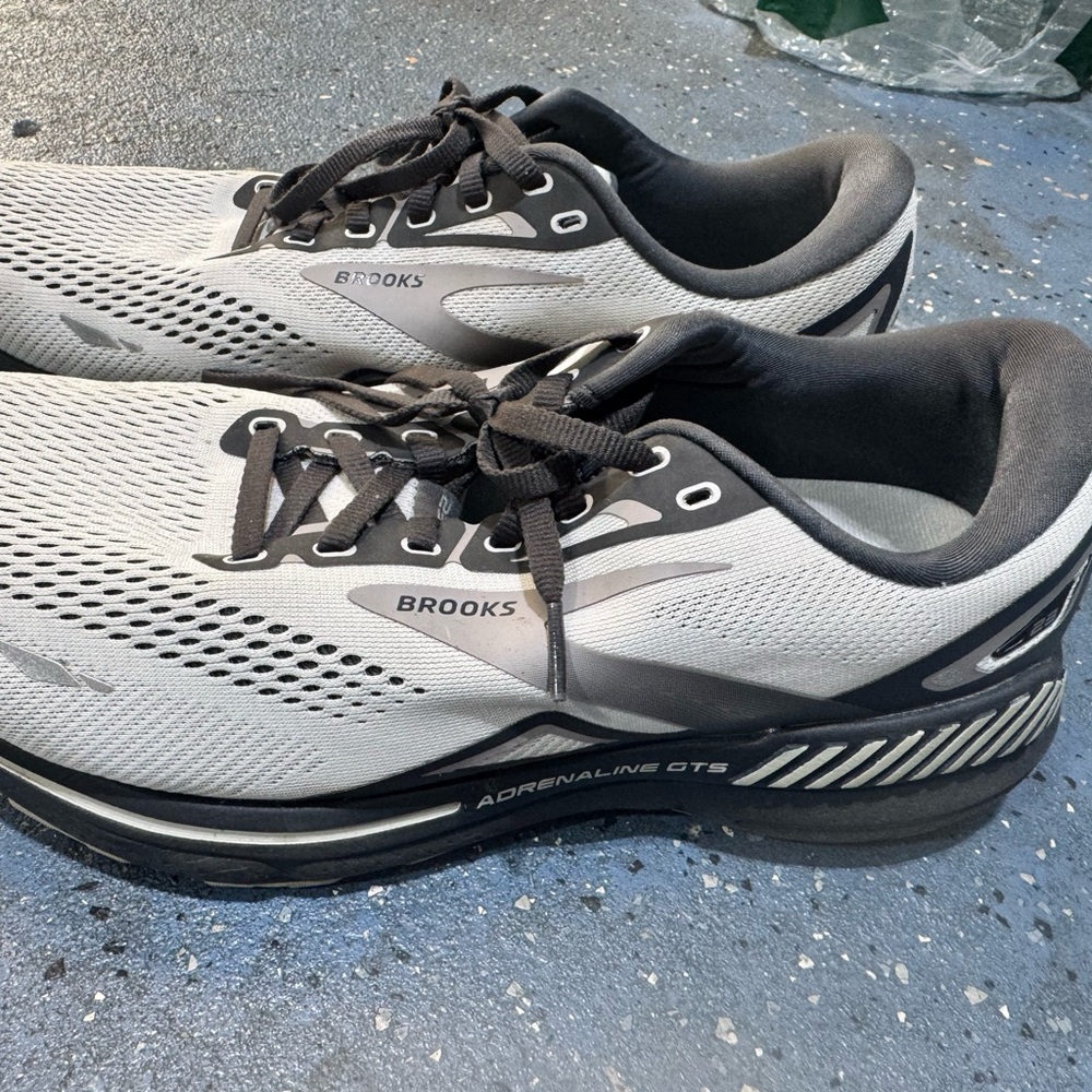 Brooks Men's Adrenaline Black and Gray Athletic Shoes EUC